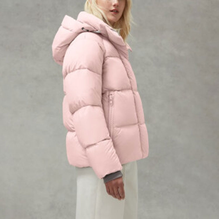 Lookbook (W) 캐나다구스 SS22 파스텔 핑크 숏 패딩 재킷 겨울 파카. 2602LB1-1254