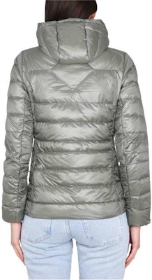 (W) 加拿大鹅 SS23 绿色轻型短款羽绒夹克带标志补丁。 2242W-852 Lookbook (W) 加拿大鹅 SS23 绿色轻型短款羽绒夹克带标志补丁。 2242W-852