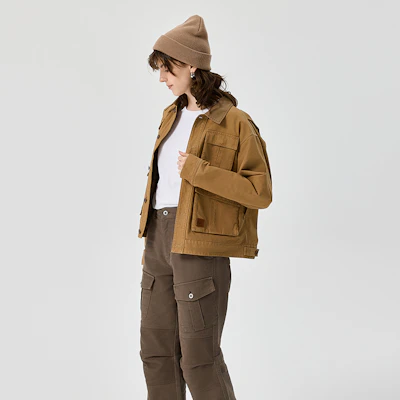 (W) Chaqueta Casual CAT FW24 Retro Workwear Confort en Caqui Oscuro. CN3JAU4W121 1