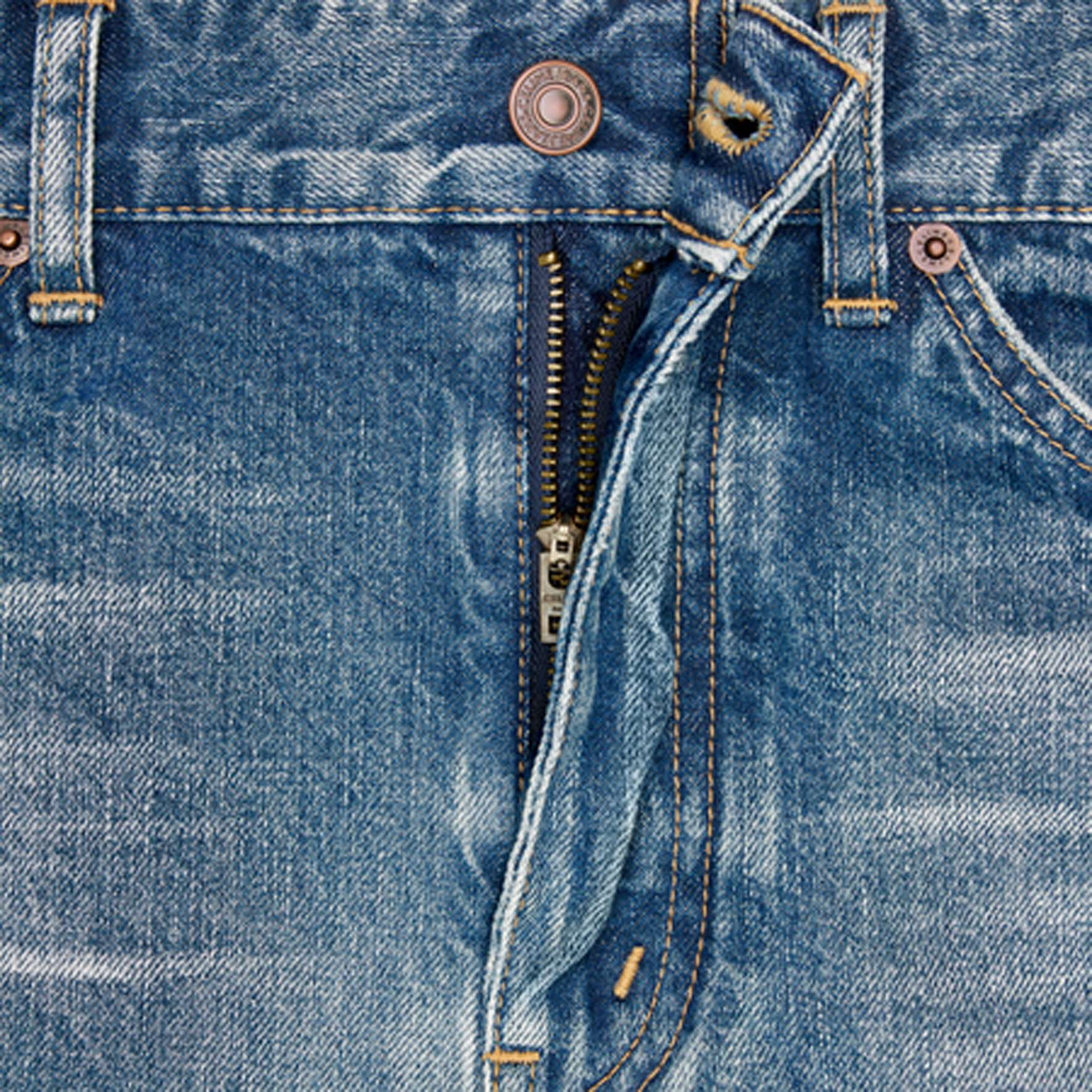 Sizing (W) CELINE Seluar Pendek Denim Slim Fit Biru dengan Corak Cetakan. 2N12B519X-08EL