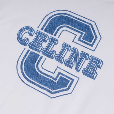 (W) CELINE Kaos Crewneck Putih Letter Print SS22 Regular Fit. 2X897671Q-01EE Sizing (W) CELINE Kaos Crewneck Putih Letter Print SS22 Regular Fit. 2X897671Q-01EE