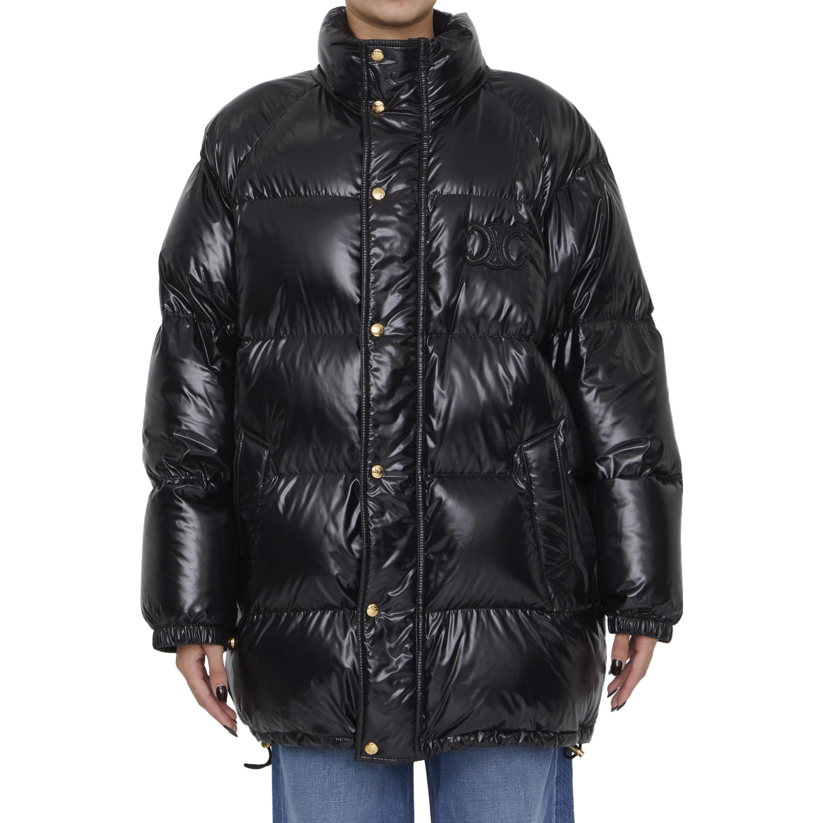 Lookbook (W) CELINE FW23 Jaket Puffer Logo Ritsleting Leher Tinggi Hitam. 2W660595K-38NO