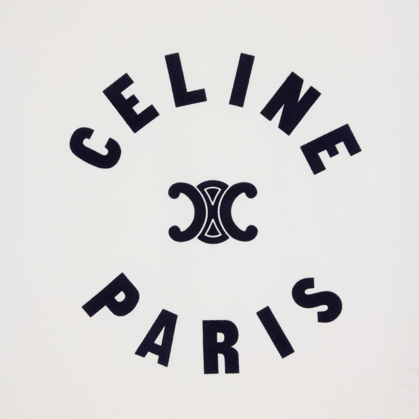 Shop (W) CELINE FW24 대비 로고 프린트 긴팔 티셔츠 - 오프 화이트. 2X89N507Z-02XM
