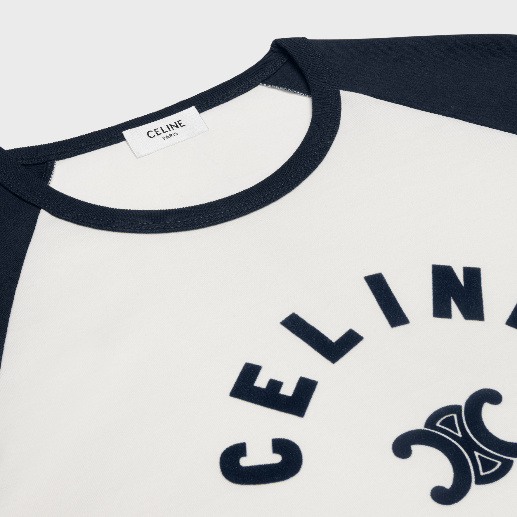 Purchase (W) CELINE FW24 대비 로고 프린트 긴팔 티셔츠 - 오프 화이트. 2X89N507Z-02XM