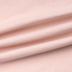 (W) CELINE 粉色字母Logo印花圆领T恤。 2X586114L-24BU Shop (W) CELINE 粉色字母Logo印花圆领T恤。 2X586114L-24BU