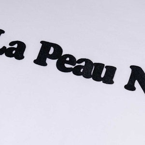 (W) CELINE SS22 Kaos Wanita Putih Print Huruf Crewneck Kasual. 2X886671Q-01EA Details for (W) CELINE SS22 Kaos Wanita Putih Print Huruf Crewneck Kasual. 2X886671Q-01EA