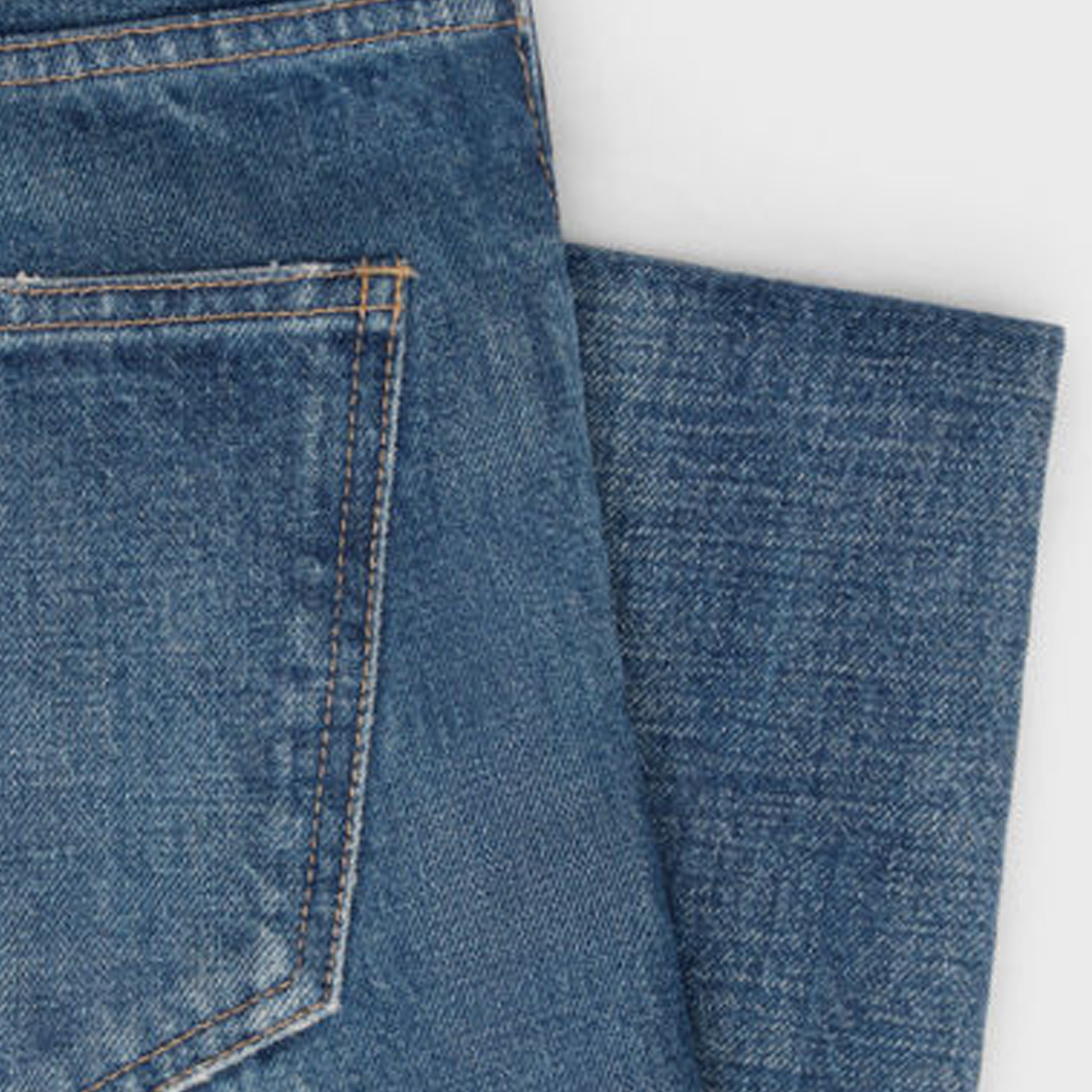 Sizing (W) CELINE SS24 Jeans Wanita Biru Low-Rise Flare Washed Denim dengan Raw Hem. 2N06B365M-07DU