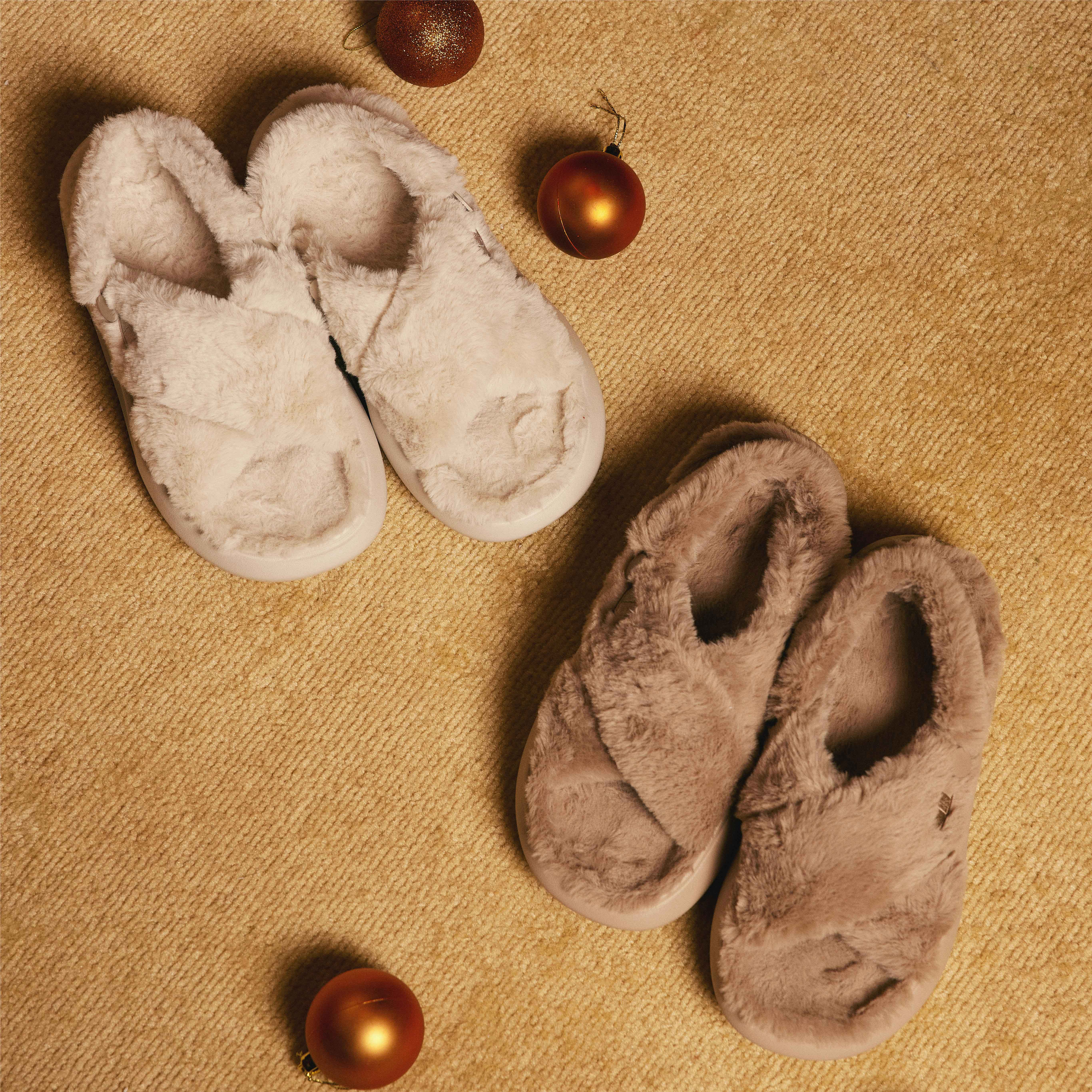 Details for (Women) Champion Essentials Slides 'Fuzzy Comfort White Grey' U3DFCSW02A4