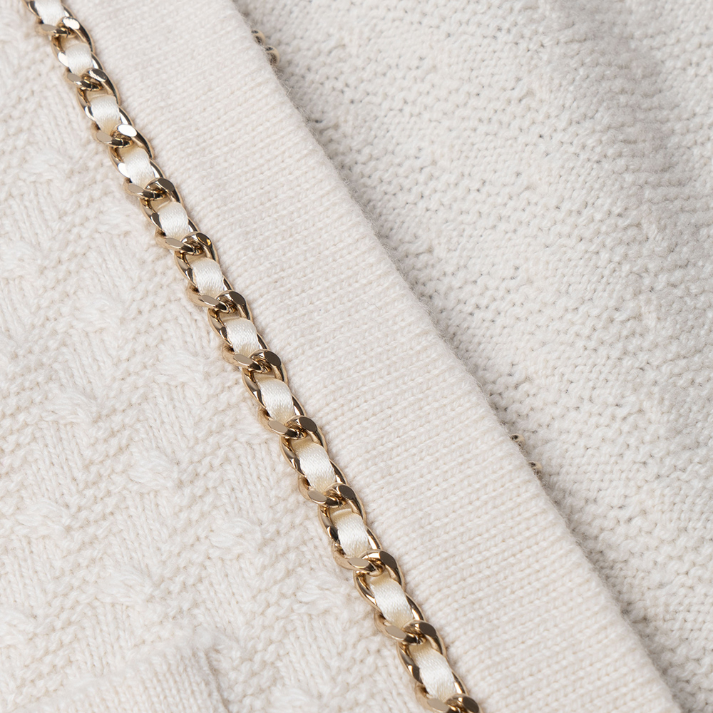 Details for (W) 香奈兒2024春夏條紋邊飾針織上衣米白色 P75724-K10893-AW001