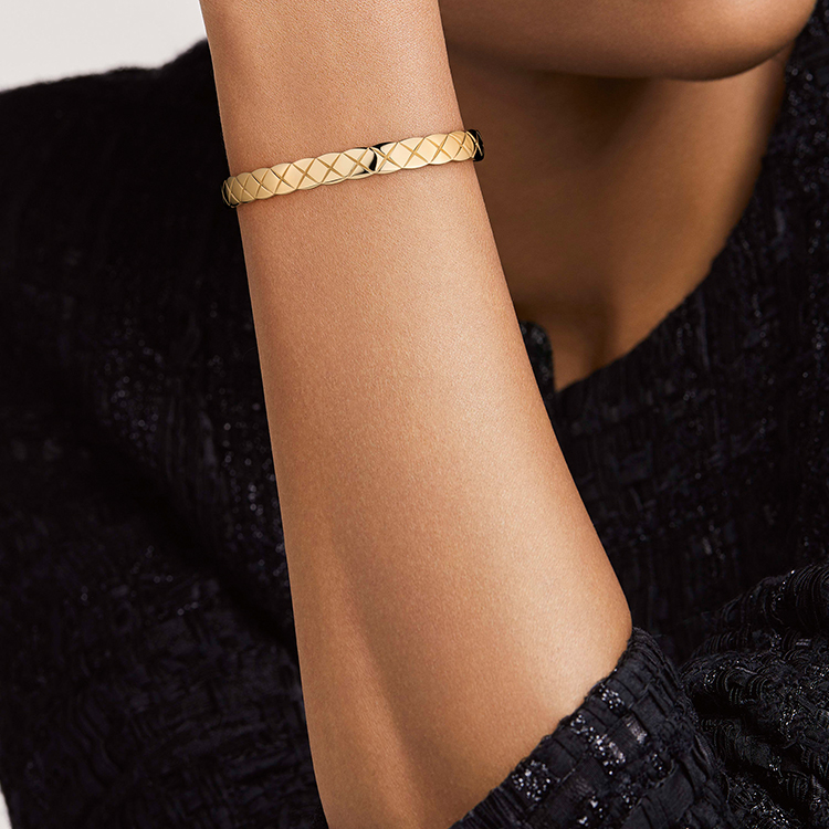 Shop (W) Gelang CHANEL 22C Spring Quilted Pola Emas 18K Wanita. J11139