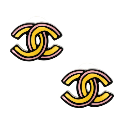 (Women) CHANEL 23A Pink Resin Classic Double C Logo Hand-Drawn Cartoon Earrings Women. ABB379-B13569-NQ133