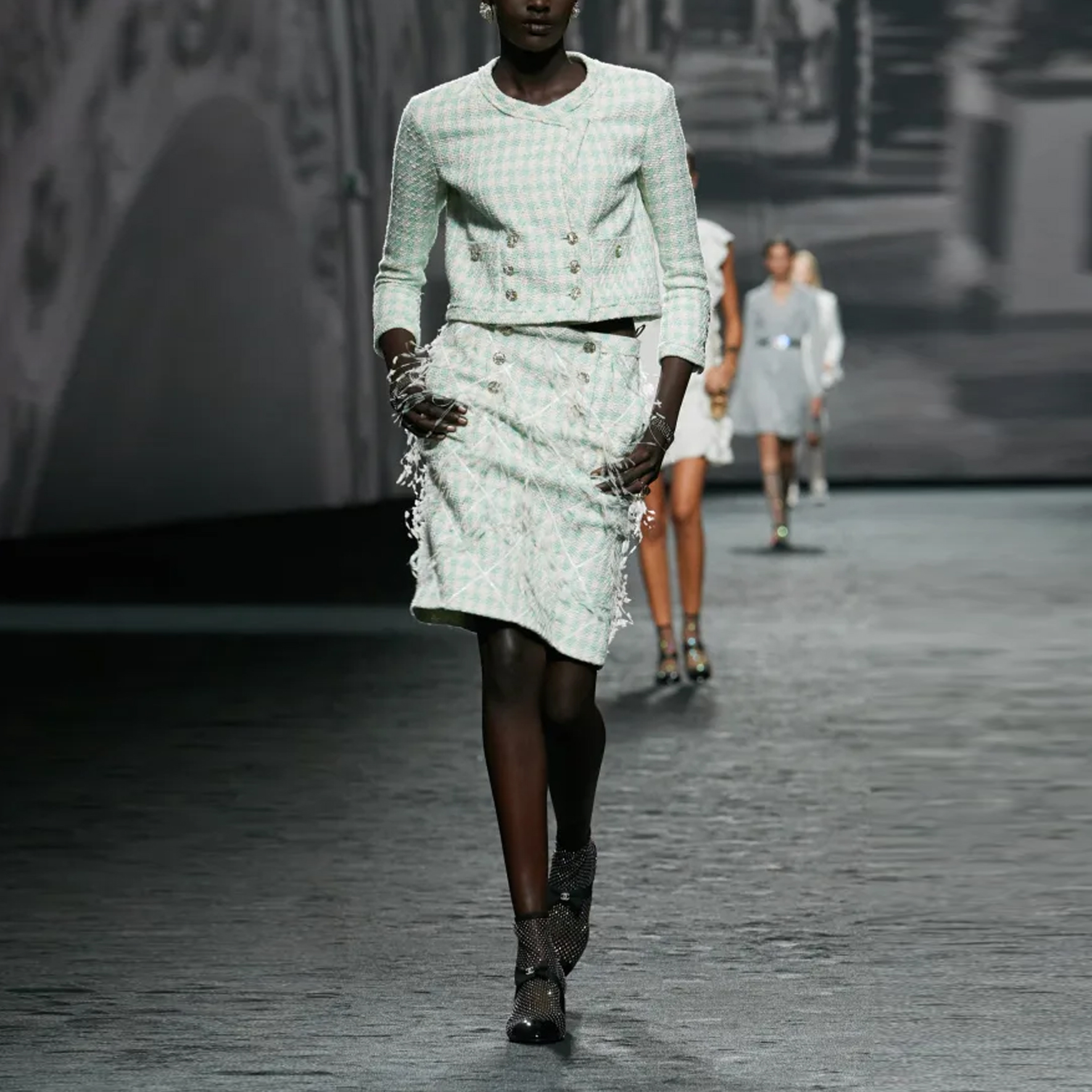 Lookbook (W) Chanel 23C Musim Semi/Panas Jaket Lengan Panjang Kancing Kotak-Kotak Biru Muda P74811-V66438-NN369