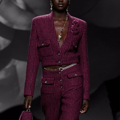 (Women) CHANEL 23K Fall/Winter Tweed Jacket with Camellia Detail for Women - Pink. P75853-V67505-NR795 Lookbook (Women) CHANEL 23K Fall/Winter Tweed Jacket with Camellia Detail for Women - Pink. P75853-V67505-NR795