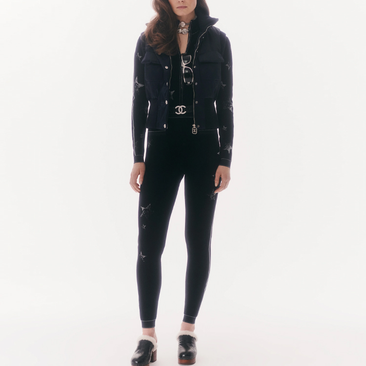 Lookbook (W) CHANEL 23N Chaleco Negro con Bolsillo y Cremallera P74348-V66903-94305