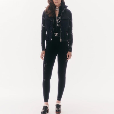 (Women) CHANEL 23N Black Zip-Up Pocket Vest P74348-V66903-94305 Lookbook (Women) CHANEL 23N Black Zip-Up Pocket Vest P74348-V66903-94305