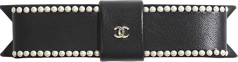 (Women) CHANEL 23S Black Bow Hair Clip with Glass Pearl & Lambskin - Spring/Summer Collection. AA9134-B10972-94305 (Women) CHANEL 23S Black Bow Hair Clip with Glass Pearl & Lambskin - Spring/Summer Collection. AA9134-B10972-94305