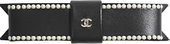Order (W) 샤넬 23S 블랙 리본 헤어 클립 - 유리 진주 & 램스킨, 봄/여름 컬렉션. AA9134-B10972-94305