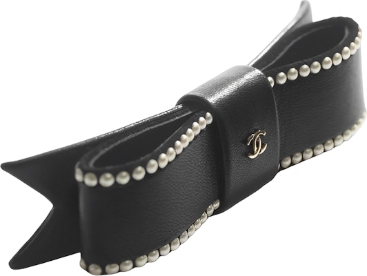 (W) 샤넬 23S 블랙 리본 헤어 클립 - 유리 진주 & 램스킨, 봄/여름 컬렉션. AA9134-B10972-94305 Lookbook (W) 샤넬 23S 블랙 리본 헤어 클립 - 유리 진주 & 램스킨, 봄/여름 컬렉션. AA9134-B10972-94305