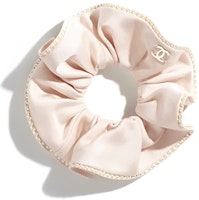 (Women) CHANEL 23S Silk Satin Scrunchie with Pearl Inlaid Double C Logo - Beige Accessory AA9137-B10966-NO047 (Women) CHANEL 23S Silk Satin Scrunchie with Pearl Inlaid Double C Logo - Beige Accessory AA9137-B10966-NO047