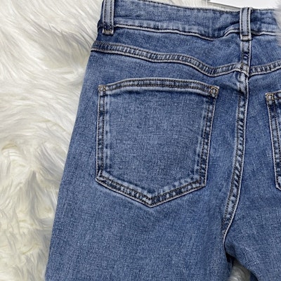 (Women) CHANEL 24C High-Waisted Blue Straight-Leg Jeans with Zipper Closure. P74543-V67391-NR561 Sizing (Women) CHANEL 24C High-Waisted Blue Straight-Leg Jeans with Zipper Closure. P74543-V67391-NR561