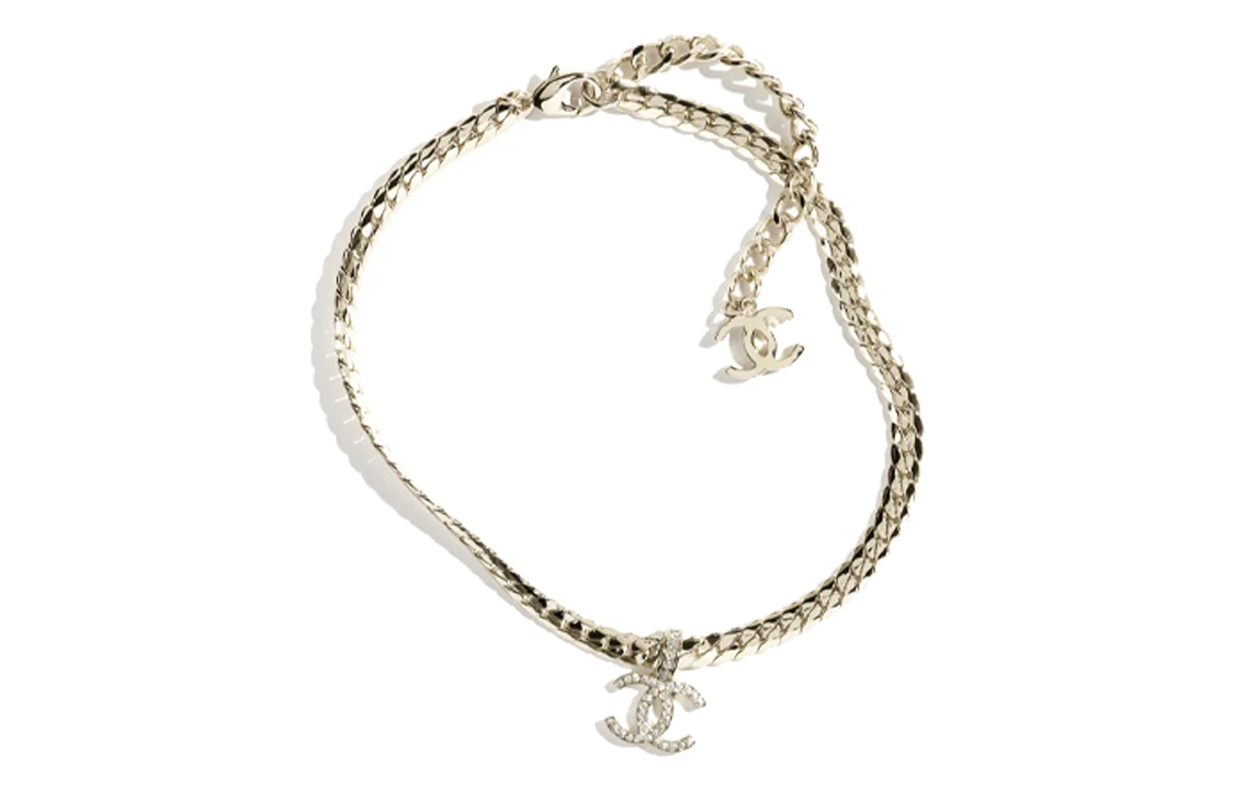 Lookbook (W) Kalung Liontin CHANEL 24P Emas Double C Kristal Wanita. ABD109-B16035-NW025