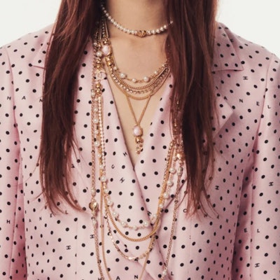 (W) Kalung Emas Multi-Rantai CHANEL 24P dengan Mutiara Imitasi, Kristal & Rhinestones. ABD009-B16126-NW435 Purchase (W) Kalung Emas Multi-Rantai CHANEL 24P dengan Mutiara Imitasi, Kristal & Rhinestones. ABD009-B16126-NW435