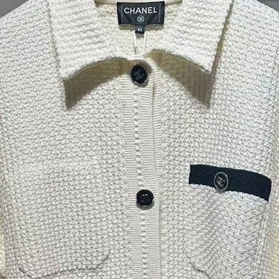 (W) CHANEL 24P Primavera Verano Cárdigan de Punto Beige con Ribete en Contraste. P76905-K11071-NV259 Purchase (W) CHANEL 24P Primavera Verano Cárdigan de Punto Beige con Ribete en Contraste. P76905-K11071-NV259