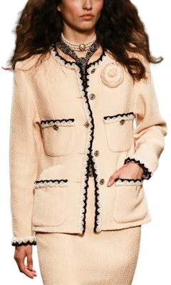 (W) CHANEL 24SS Jaket Kancing Leher Bulat Kontras Warna Putih Tua P77700-V69436-NY803 Lookbook (W) CHANEL 24SS Jaket Kancing Leher Bulat Kontras Warna Putih Tua P77700-V69436-NY803