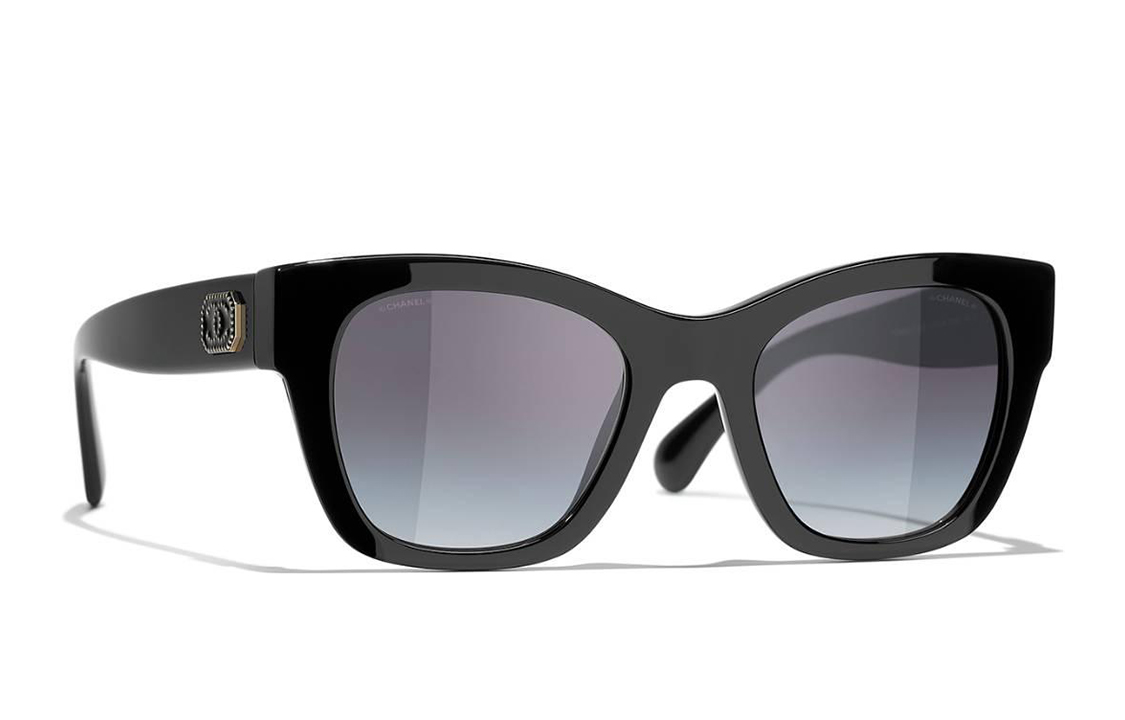 Lookbook (W) CHANEL Gafas de Sol Negras Butterfly con Doble C en las Patillas. CH54781403S6