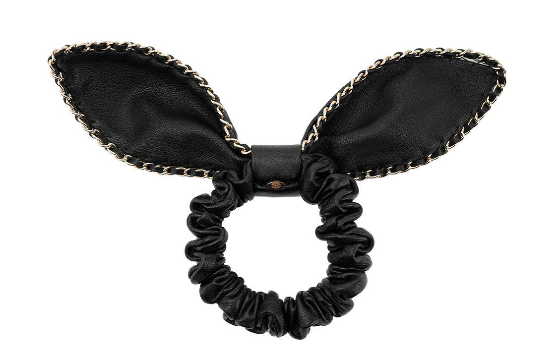 Lookbook (W) 샤넬 블랙 램스킨 메탈 토끼 귀 장식 헤어 타이. AA8258-B0828294305