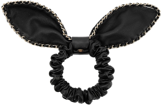 (W) 샤넬 블랙 램스킨 메탈 토끼 귀 장식 헤어 타이. AA8258-B0828294305 Lookbook (W) 샤넬 블랙 램스킨 메탈 토끼 귀 장식 헤어 타이. AA8258-B0828294305