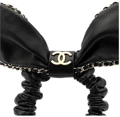 (W) 샤넬 블랙 램스킨 메탈 토끼 귀 장식 헤어 타이. AA8258-B0828294305 Shop (W) 샤넬 블랙 램스킨 메탈 토끼 귀 장식 헤어 타이. AA8258-B0828294305