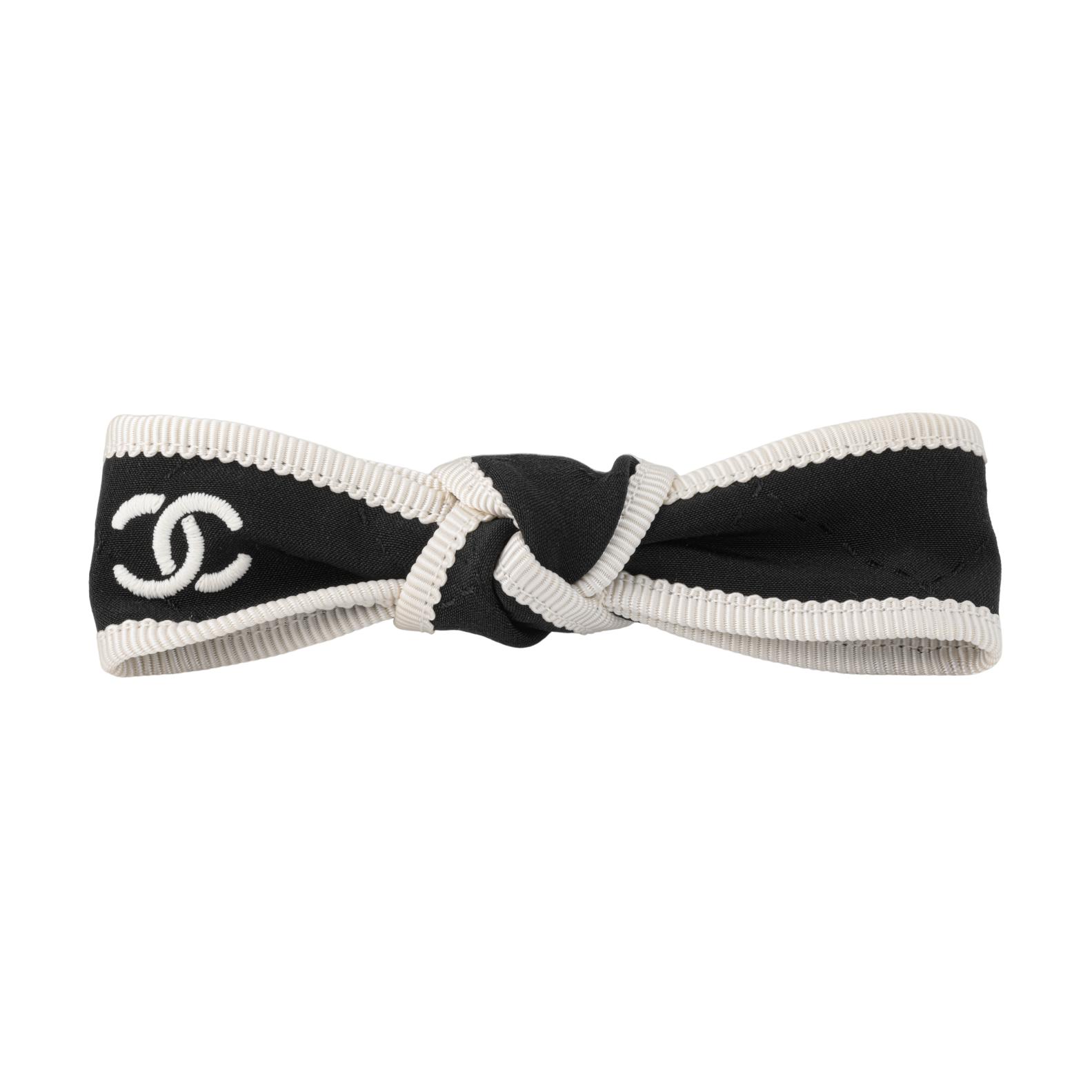 (Women) CHANEL  Black Silk Hair Clip with Iconic Logo Design. AA9921 B16068 NW147