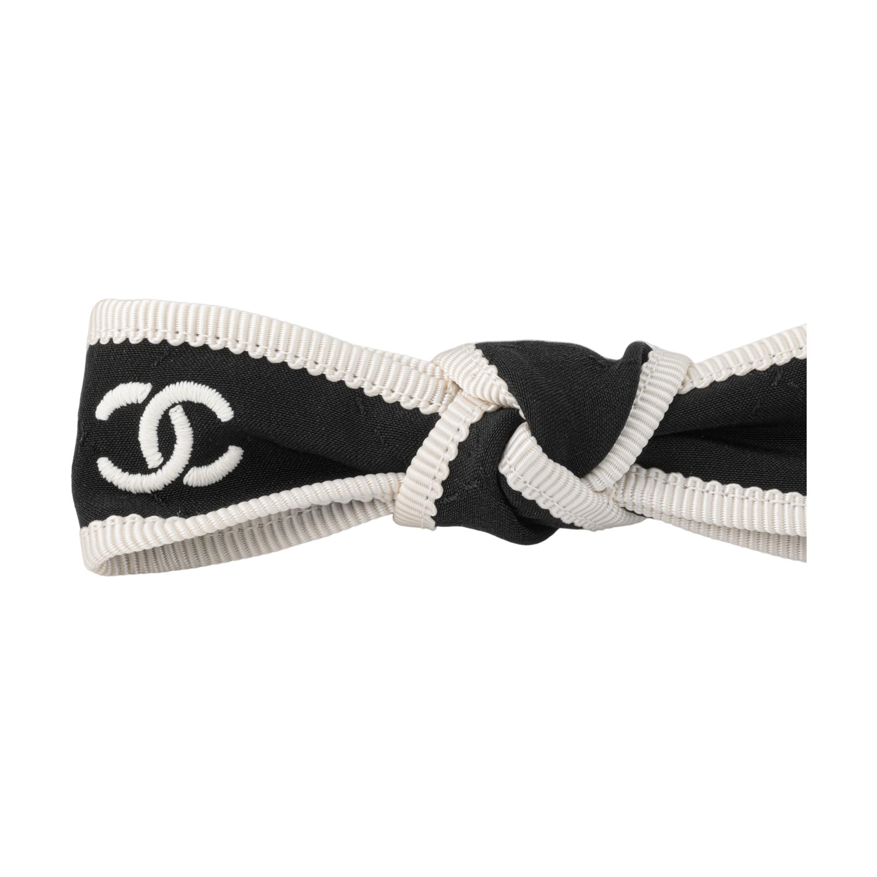 Shop (W) 샤넬 블랙 실크 헤어 클립 시그니처 로고 디자인. AA9921 B16068 NW147