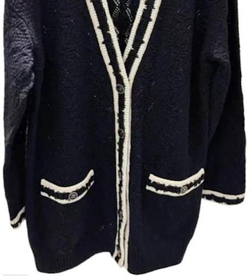 (W) Cárdigan Chanel de Cachemira Negro a Rayas con Cuello en V y Manga Larga. P72086-K10339-N9734 Details for (W) Cárdigan Chanel de Cachemira Negro a Rayas con Cuello en V y Manga Larga. P72086-K10339-N9734
