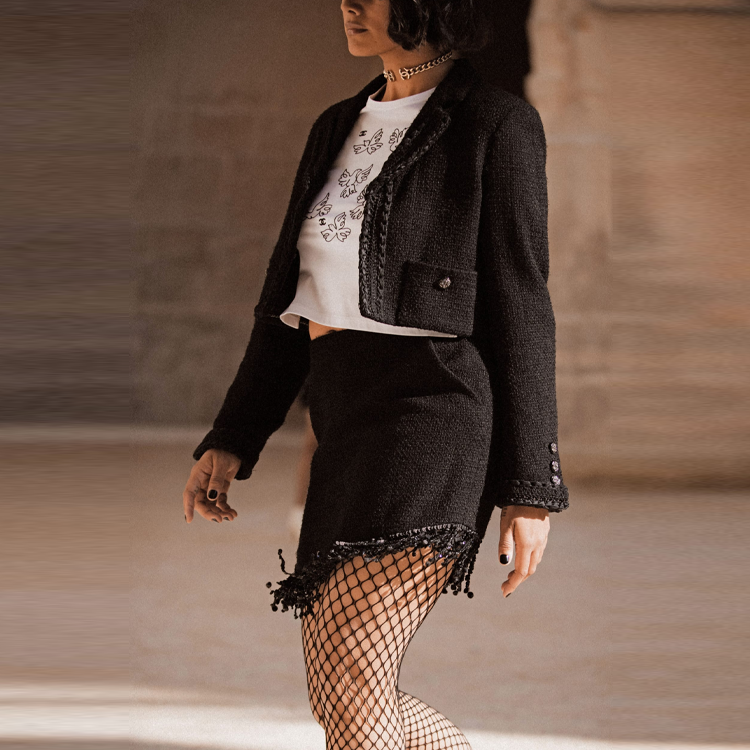 Lookbook (W) CHANEL Jaket Hitam Tweed dengan Kerah Notched. P71896-V63586-94305