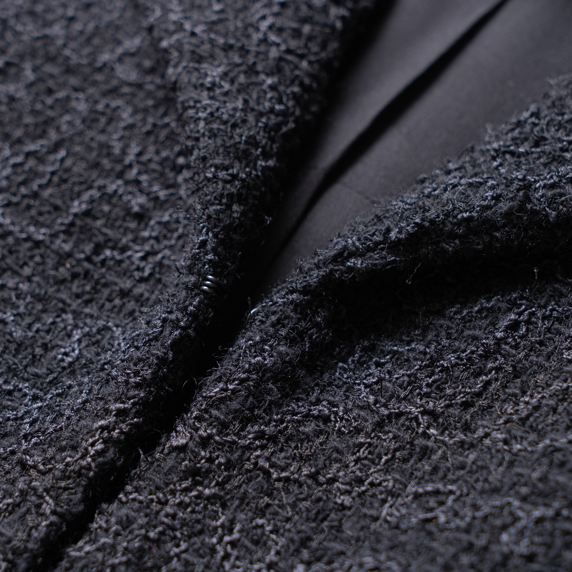 Sizing (W) 샤넬 블랙 트위드 숏 재킷 - 은은한 코일 패턴. P75469-V67152-94305