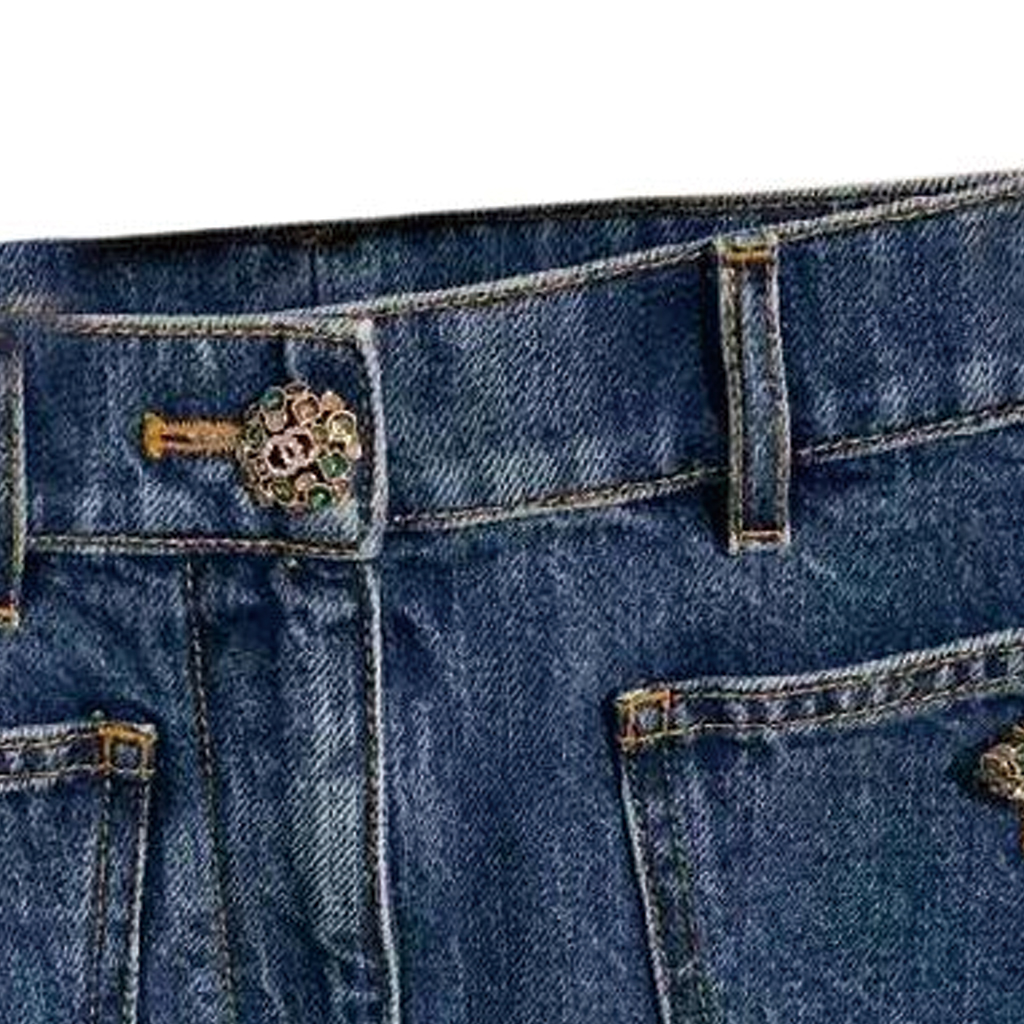 Shop (W) CHANEL 藍色牛仔短褲-素色與口袋按鈕設計 P73730-V65335-NK690