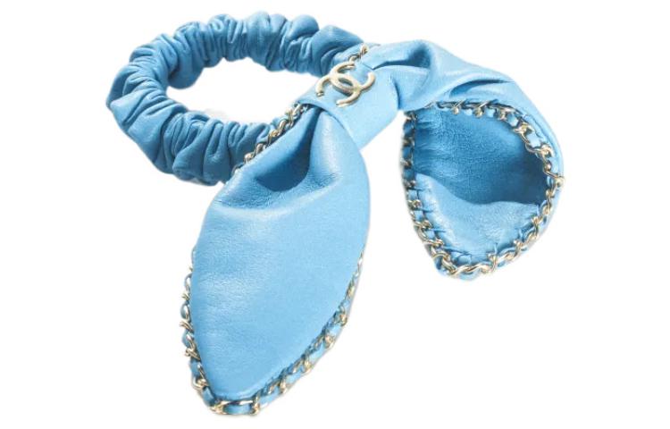 Lookbook (W) 샤넬 블루 램스킨 가죽 골드 메탈 헤어 타이. AA8258-B08282-NI516