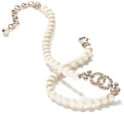 (Women) CHANEL CC Logo White Metallic Pendant Necklace. ABB293-B13554-NQ108 Lookbook (Women) CHANEL CC Logo White Metallic Pendant Necklace. ABB293-B13554-NQ108