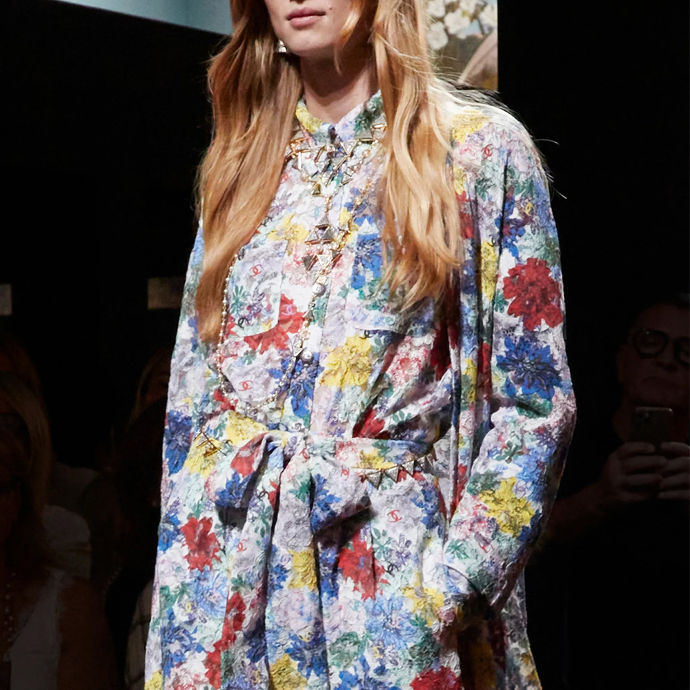 Lookbook (W) CHANEL Kemeja Lengan Panjang Motif Bunga Multicolor SS24. P77245-V69058-NX111