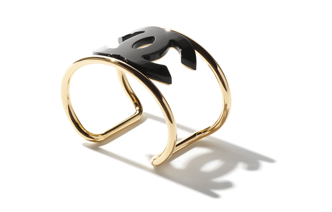 Lookbook (W) Gelang CHANEL Emas/Hitam Resin Metal dengan Logo Double C. ABD158-B16632-NX965