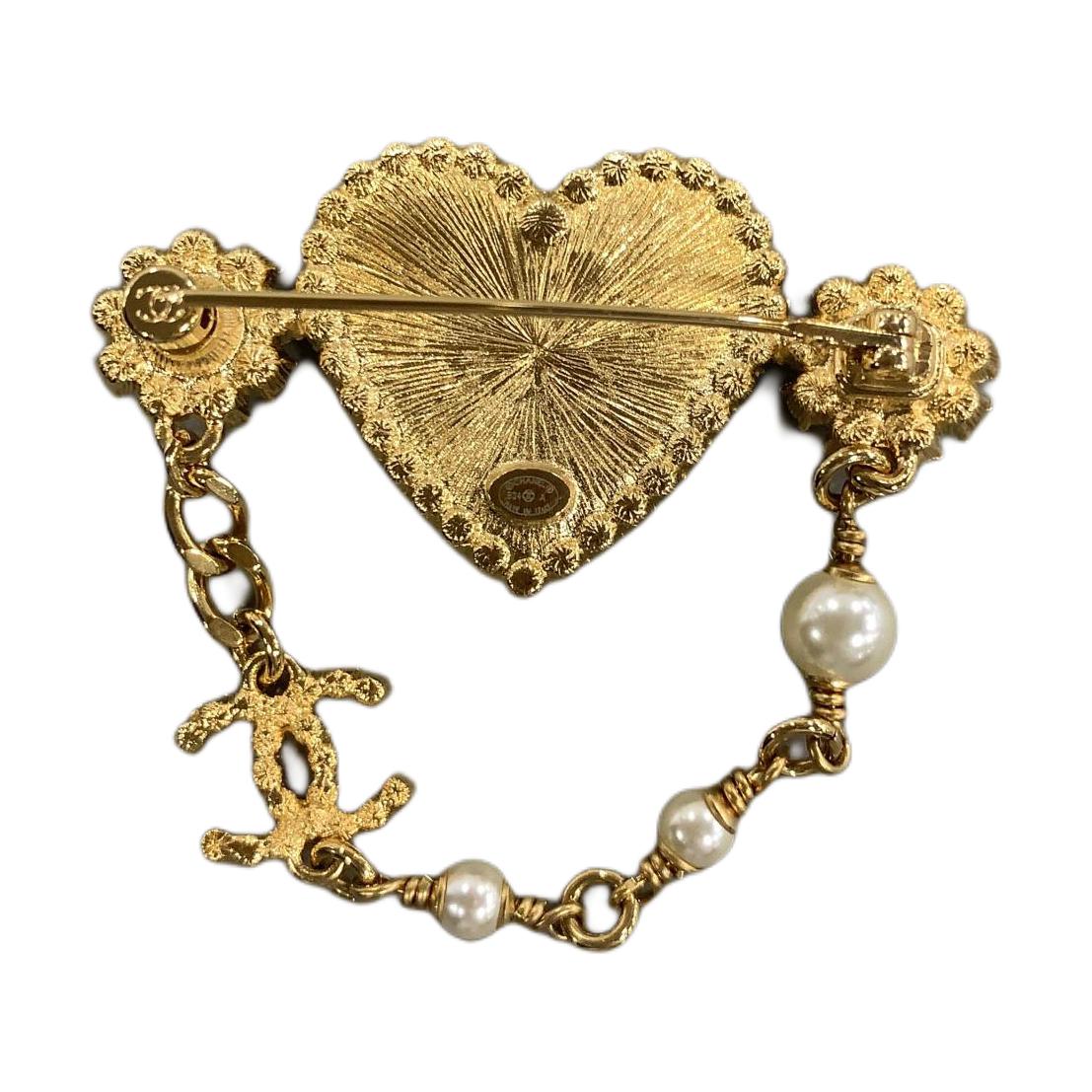 Lookbook (W) 香奈兒金色心形鏈珍珠金屬胸針。 ABC862-B15850-NV516