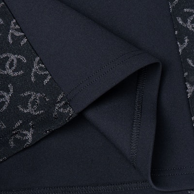 (Women) CHANEL Graphic Print Slim Fit Raglan Sleeve Crewneck T-Shirt. P76414-V47504-NT733 5