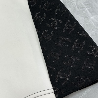 (Women) CHANEL Graphic Print Slim Fit Raglan Sleeve Crewneck T-Shirt. P76414-V47504-NT733 11