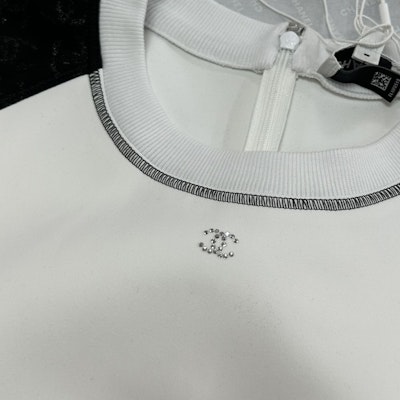 (Women) CHANEL Graphic Print Slim Fit Raglan Sleeve Crewneck T-Shirt. P76414-V47504-NT733 12