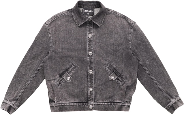 (W) Chaqueta de mezclilla gris CHANEL - Colección Primavera Verano 23C. 23C-P74033-V65658-NL656 Lookbook (W) Chaqueta de mezclilla gris CHANEL - Colección Primavera Verano 23C. 23C-P74033-V65658-NL656