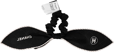 (Women) CHANEL Hair Tie with Logo Design in Black. AA9172-B13586-NP313 (Women) CHANEL Hair Tie with Logo Design in Black. AA9172-B13586-NP313