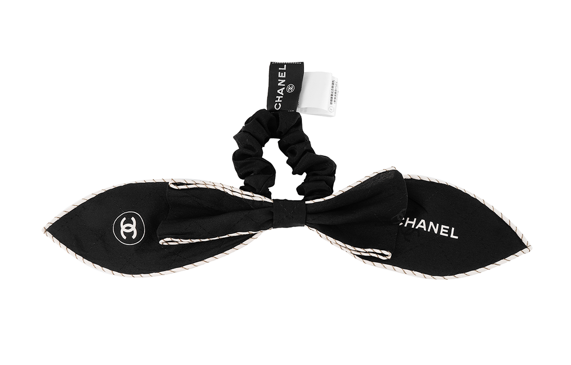 Lookbook (W) 샤넬 로고 디자인 블랙 헤어 타이. AA9172-B13586-NP313