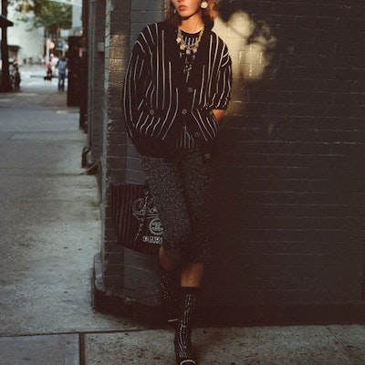 (W) 香奈儿 条纹V领开衫黑色 - 2023春夏系列 P74735-K10714-NM966 Lookbook (W) 香奈儿 条纹V领开衫黑色 - 2023春夏系列 P74735-K10714-NM966